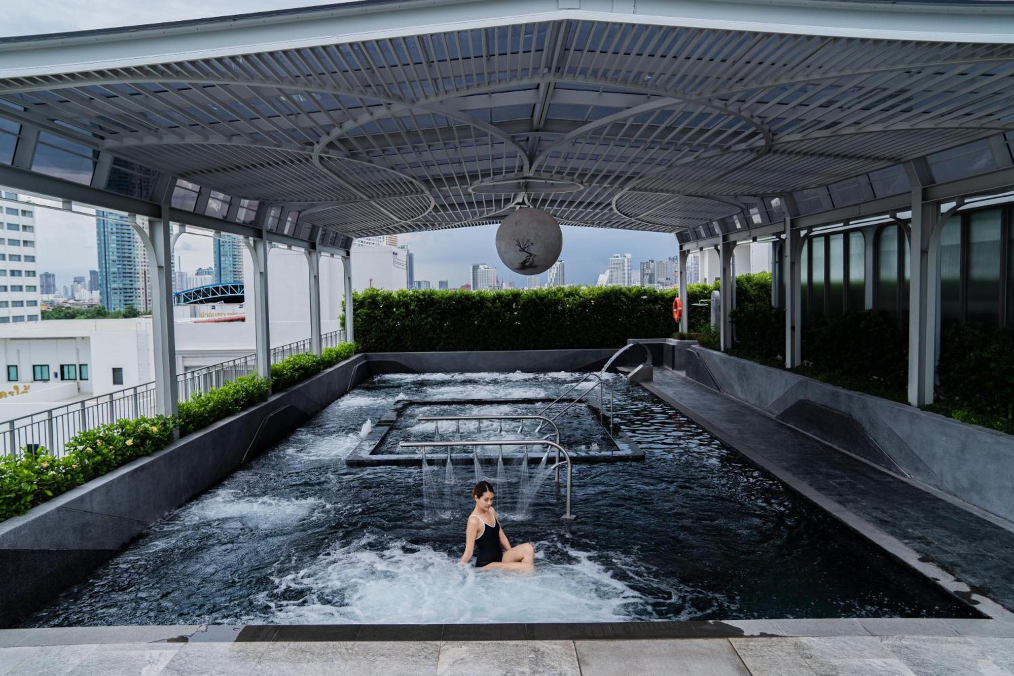 The Salil Hotel Riverside Банкок Екстериор снимка The rooftop pool at The Standard, Bangkok Sukhumvit
