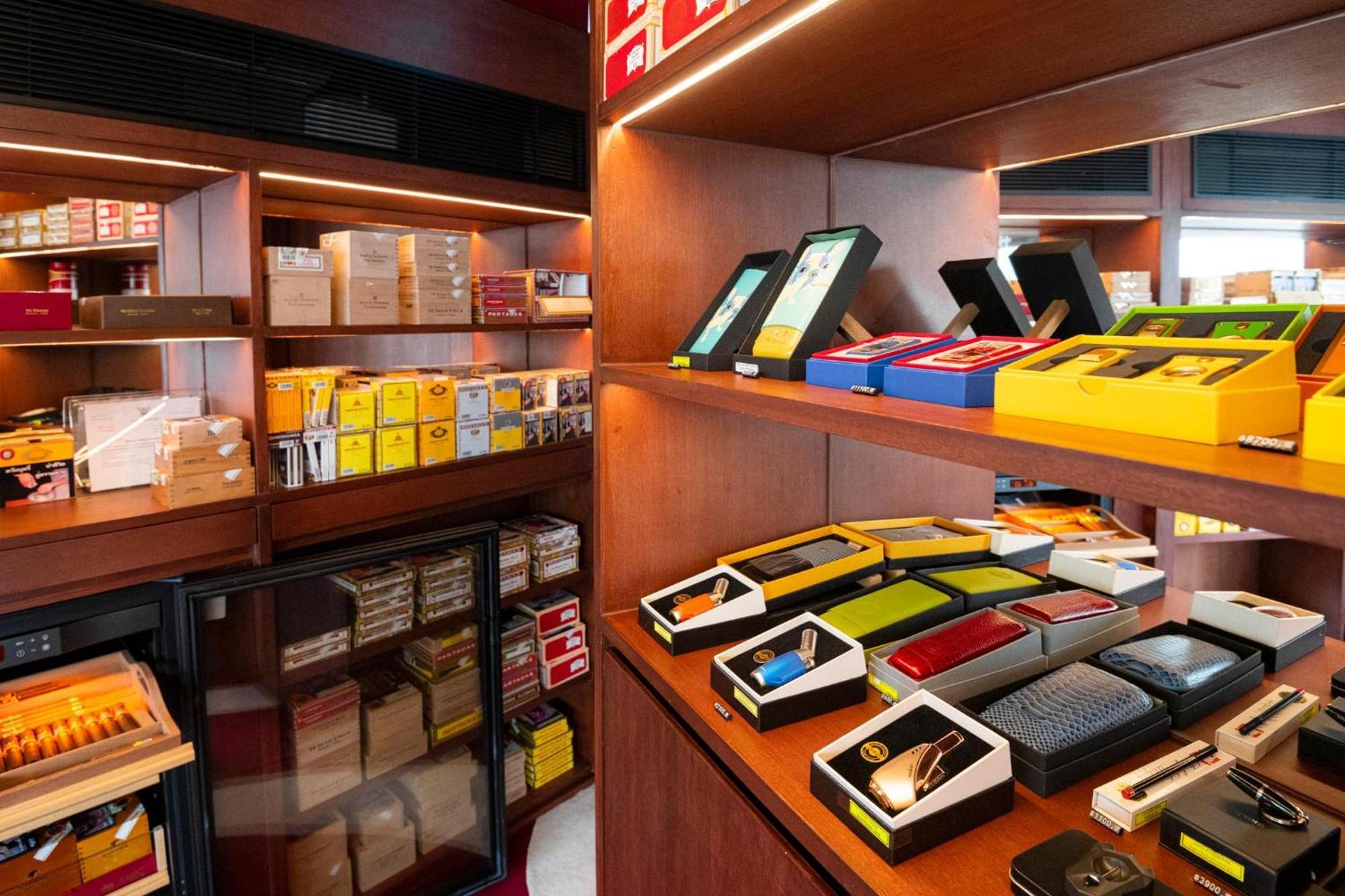 The Salil Hotel Riverside Банкок Екстериор снимка Mobile phones on display in a shop