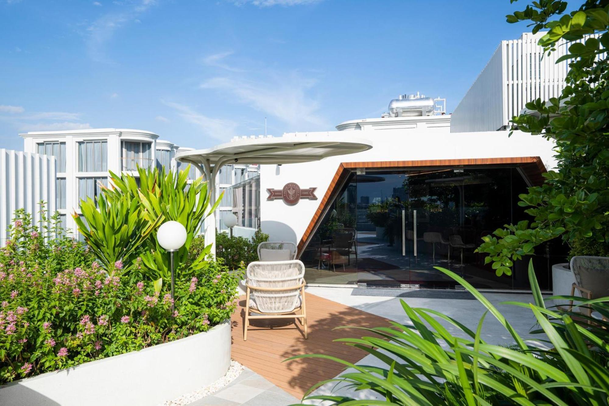 The Salil Hotel Riverside Банкок Екстериор снимка The Deck