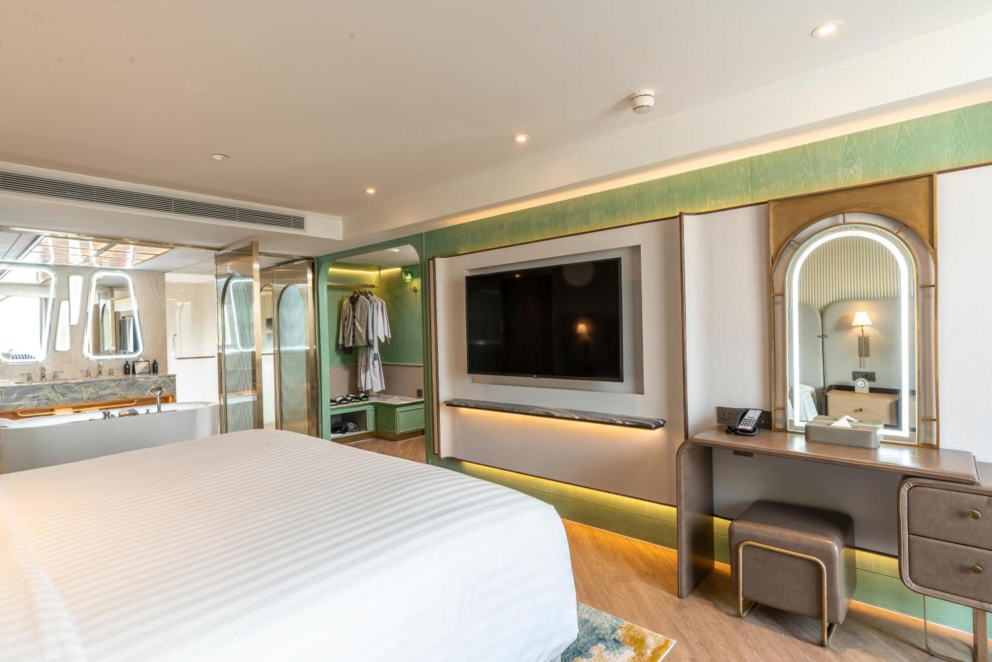 The Salil Hotel Riverside Банкок Екстериор снимка Deluxe Suite
